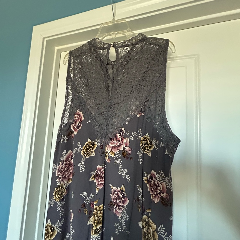 Torrid Gray Floral Sleeveless Blouse - Picture 3 of 4